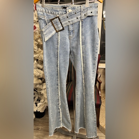 🔥HOST PICK🔥Lgt Indigo Raw Hem Frayed Seam Asymmetrical Belted Flare-NWT SZ 9 - Picture 3 of 7